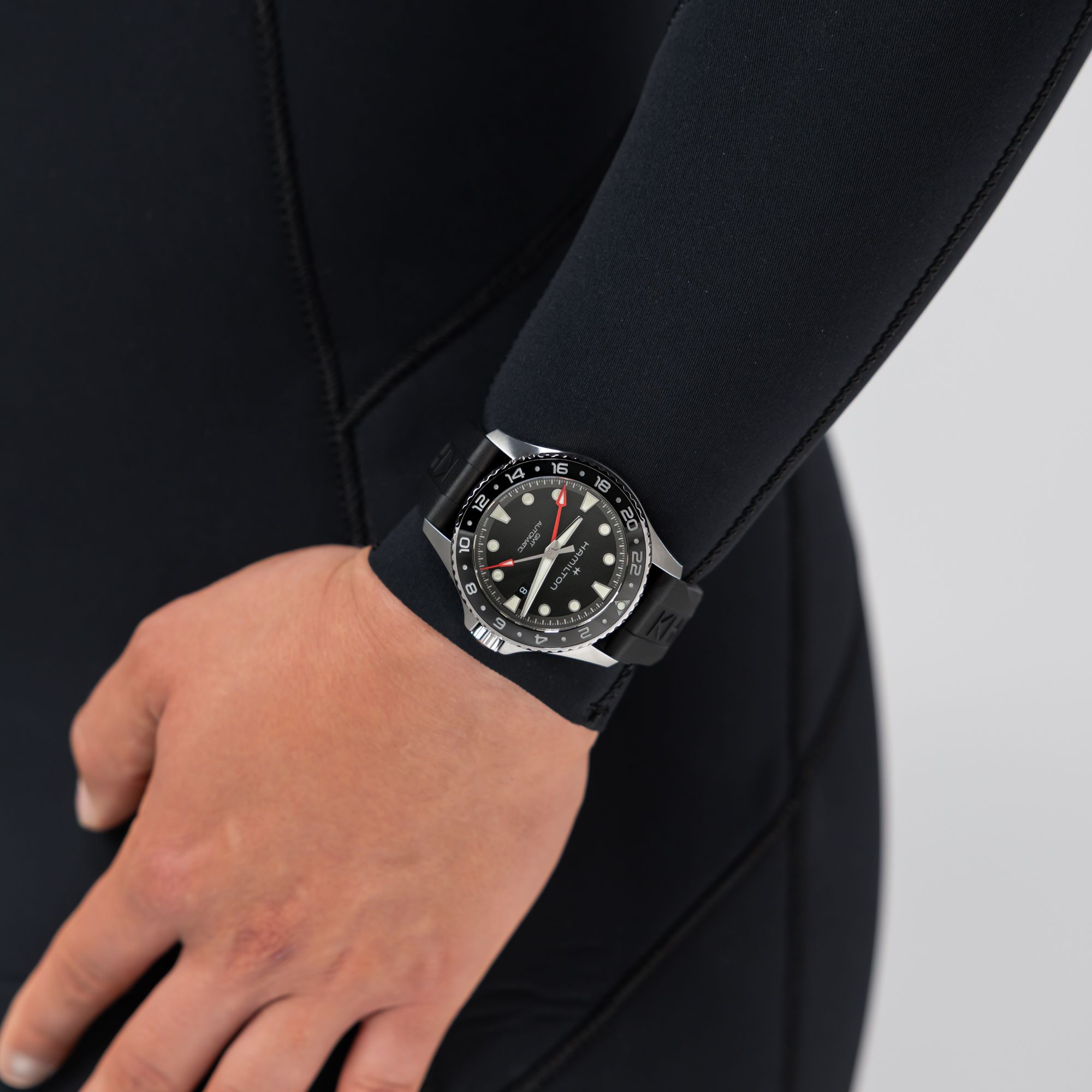 Khaki Navy Scuba Auto GMT 43mm – Murad & Co